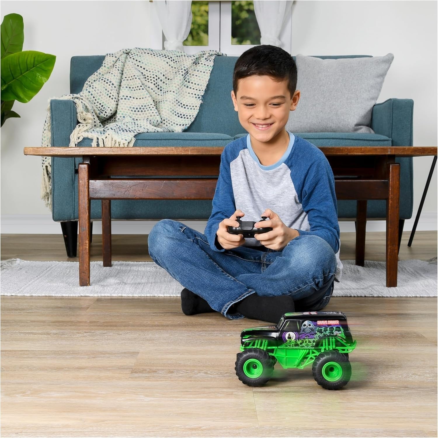 1:24 Scale RC Monster Truck, 2.4GHz Remote Control Off-Road Vehicle Toy