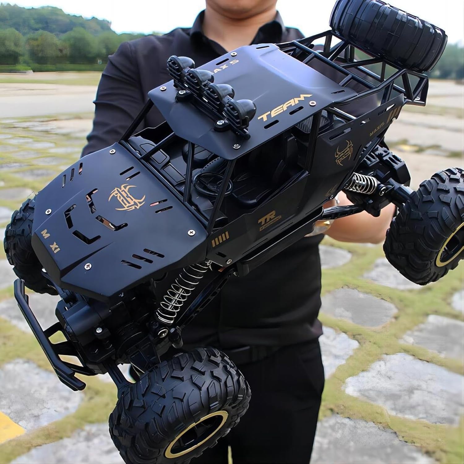 1:12 RC Monster Truck 4WD 2.4GHz Rock Crawler Metal Shell LED Car with 2 Batteri