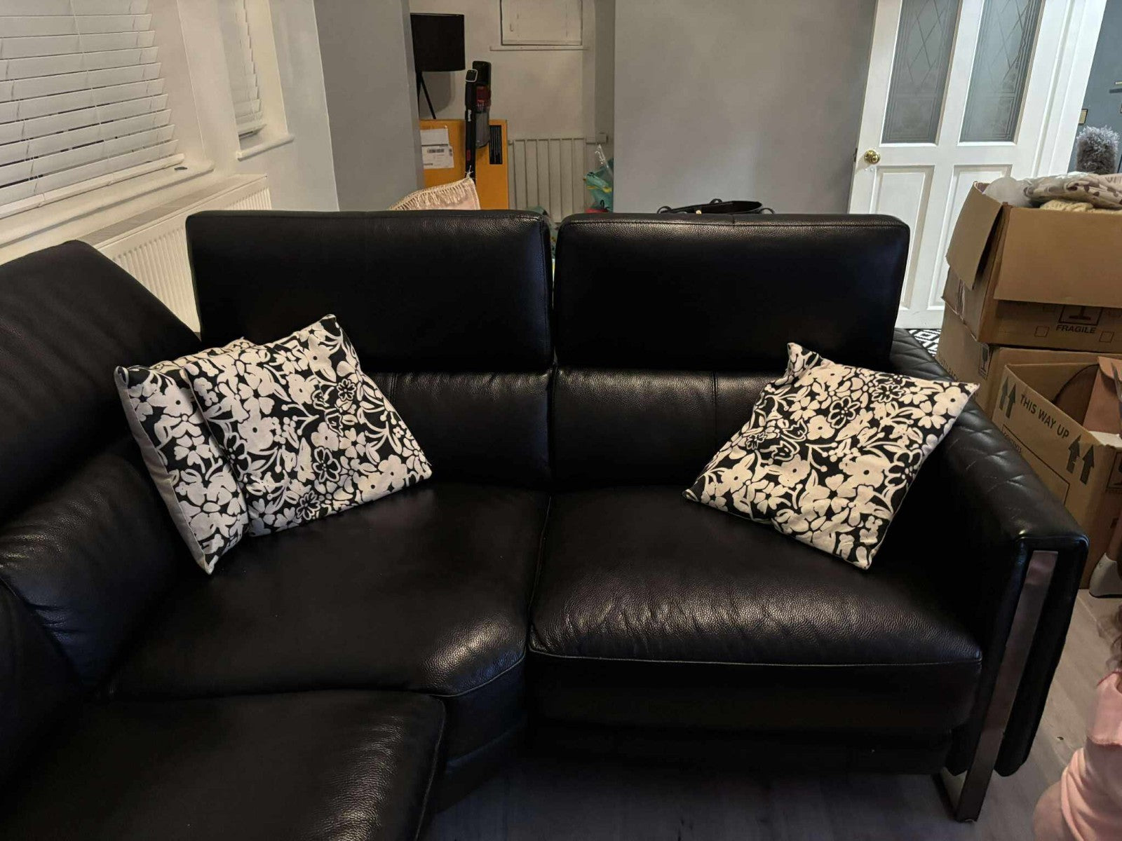 Exquisite Black Leather Corner Sofa (PTP)