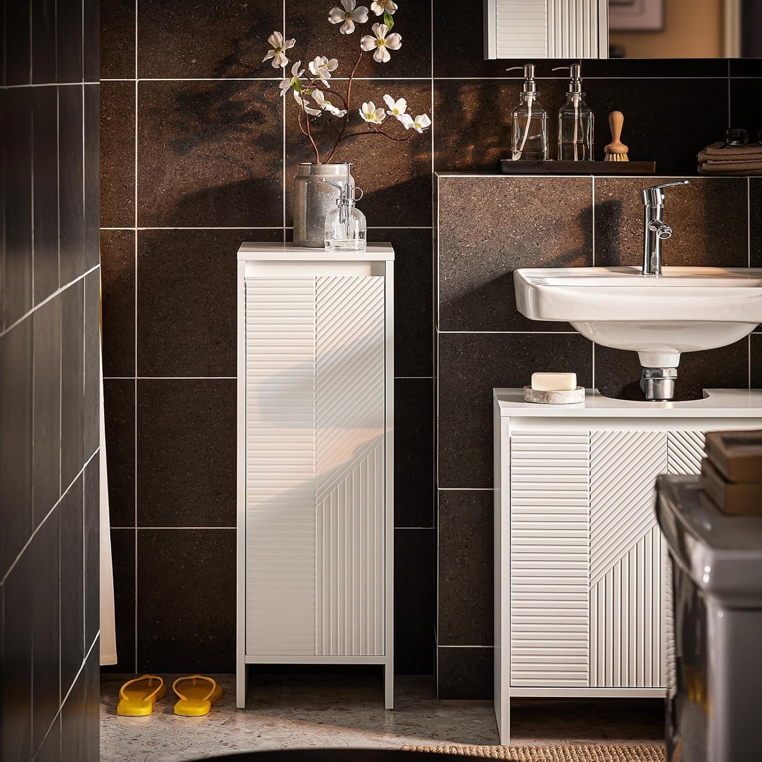 Slim Bathroom Storage Cabinet with Laundry Basket Flip-Door White 30×30×87cm