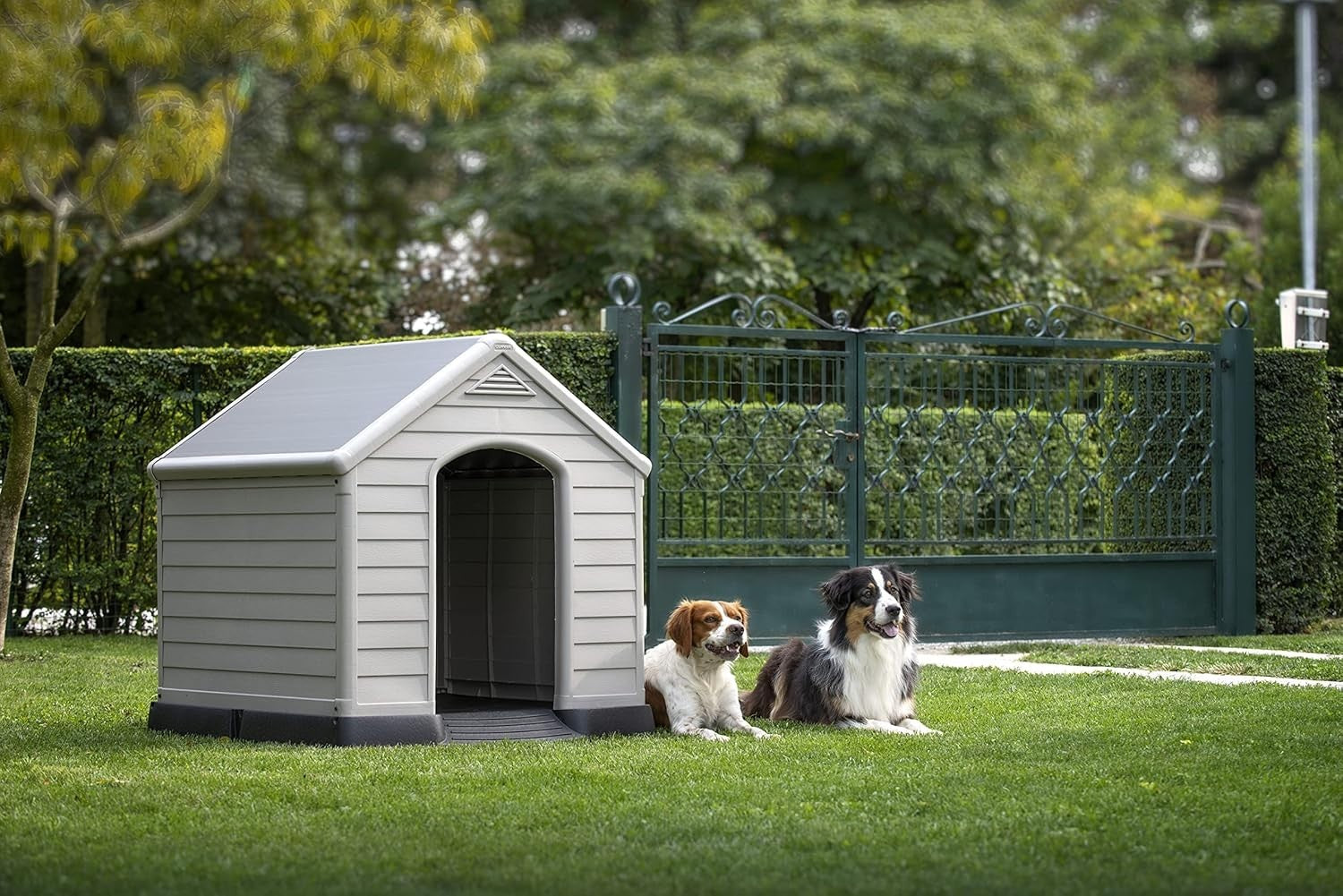 Waterproof UV Resistant Large Outdoor Dog Kennel with Ventilation 95x99x99cm