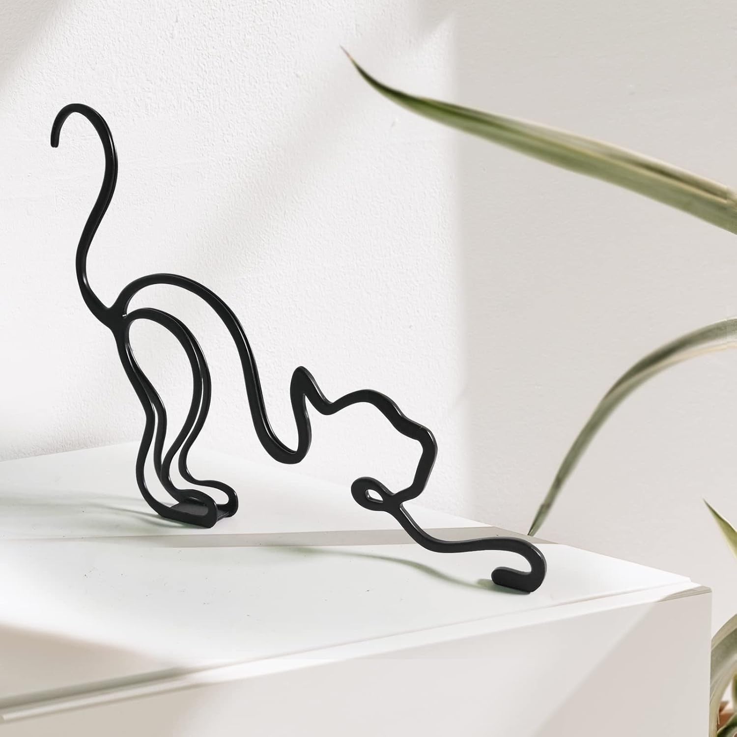 Black Metal Cat Wall Sculpture – Minimalist Abstract Line Art Decor