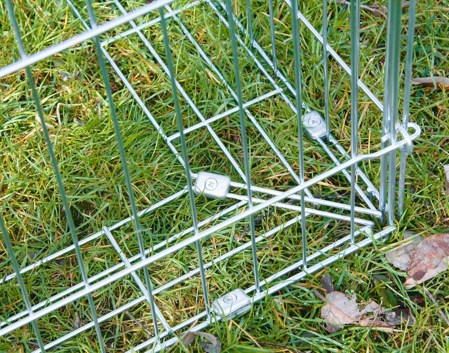 Outdoor Rabbit Run Metal Open-Air Enclosure Lockable with Sun Cover