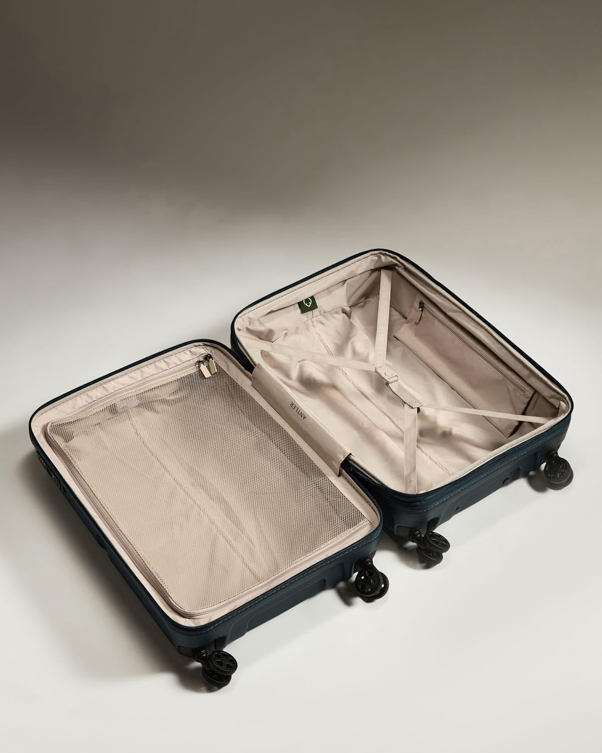 Medium Hard Shell Suitcase Expandable 4 Spinner Wheels TSA Lock 68cm Indigo