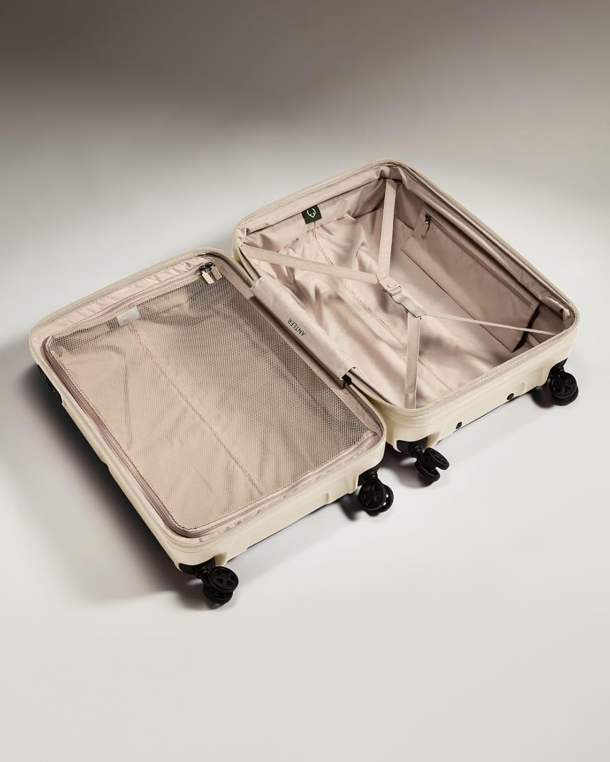 Medium Hard Shell Suitcase Expandable 4 Spinner Wheels TSA Lock 68cm