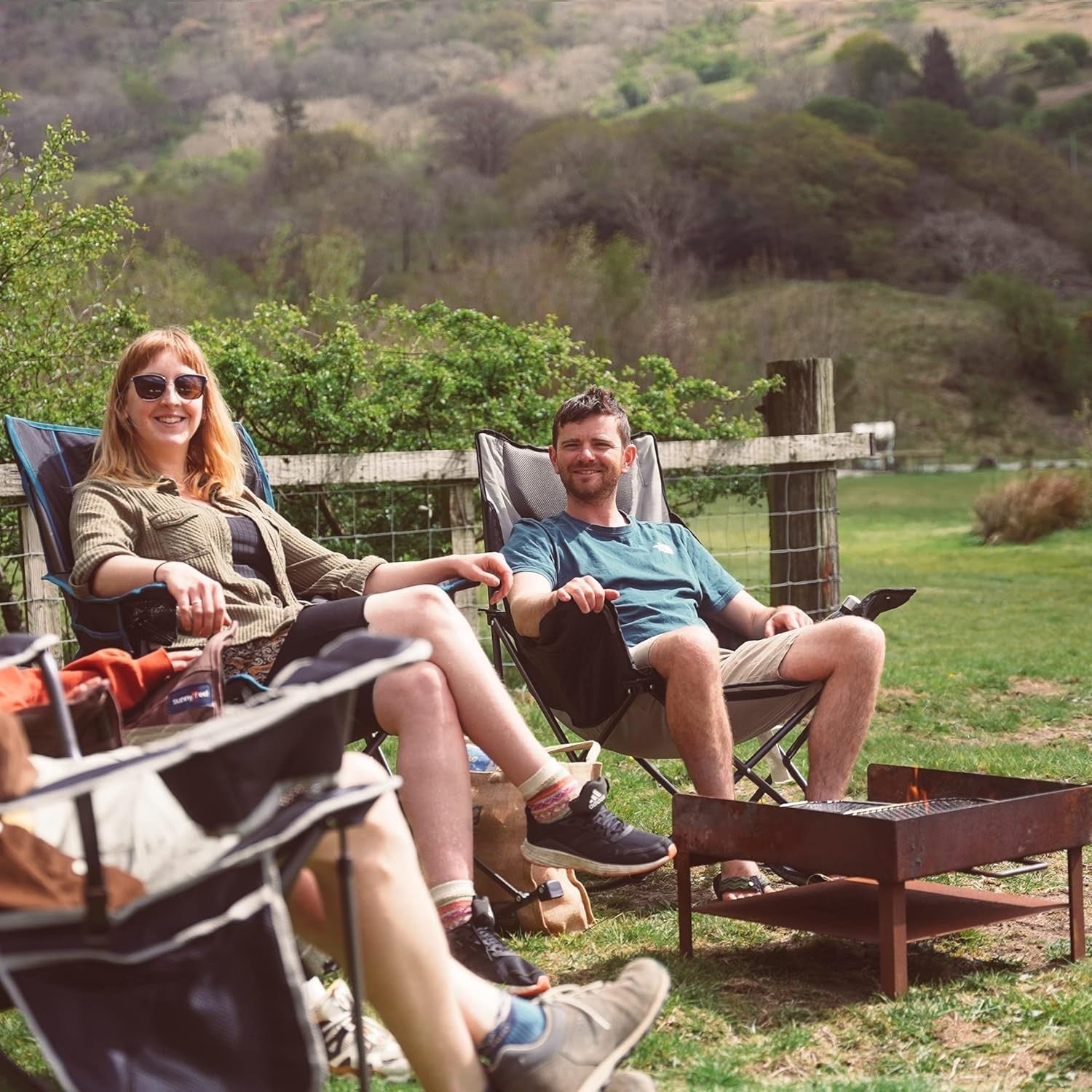Heavy Duty Folding Rocking Chair Outdoor Recliner with Side Pockets 107x96cm