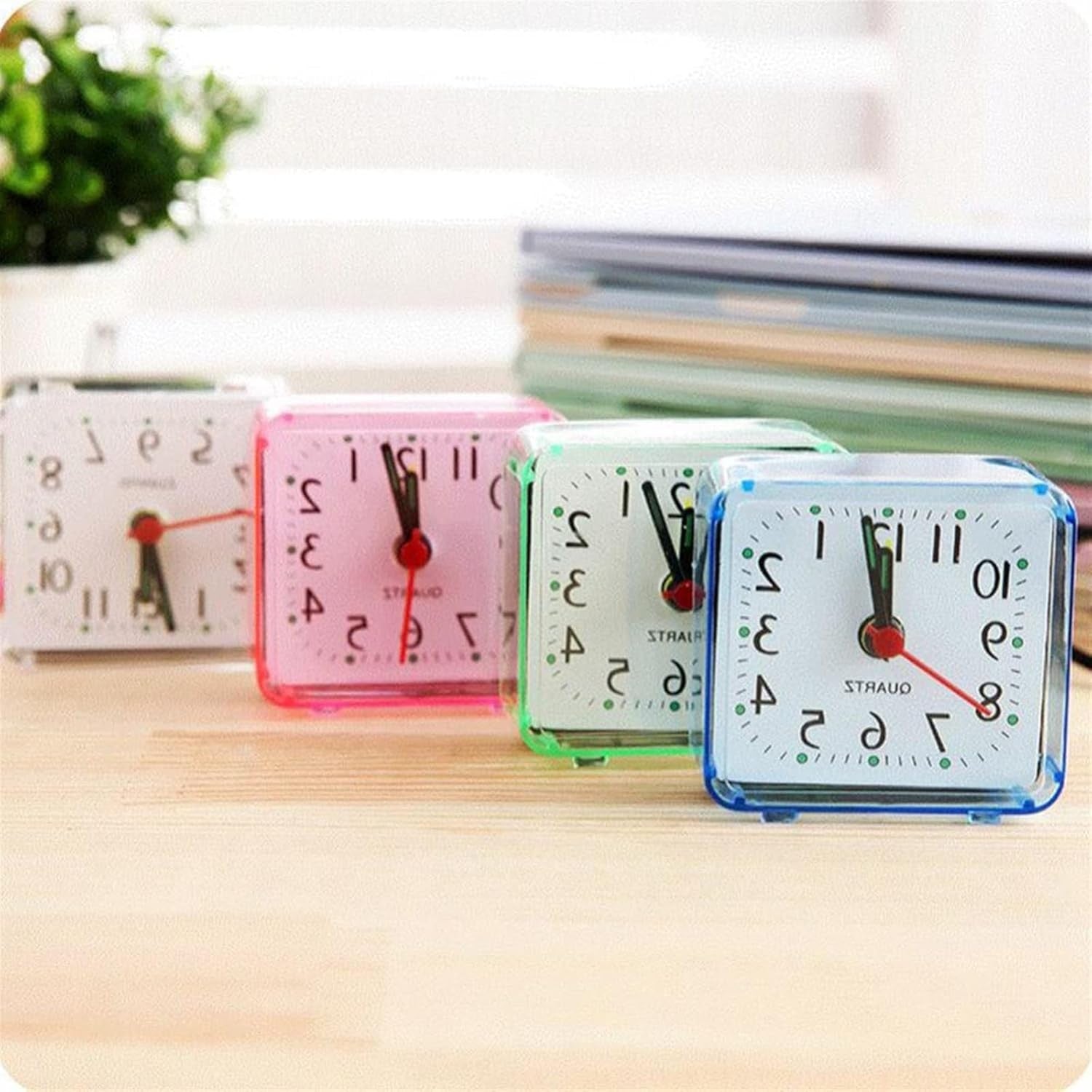 Silent Analog Alarm Clock Battery Powered Bedside Desk Clock Heavy Sleepers