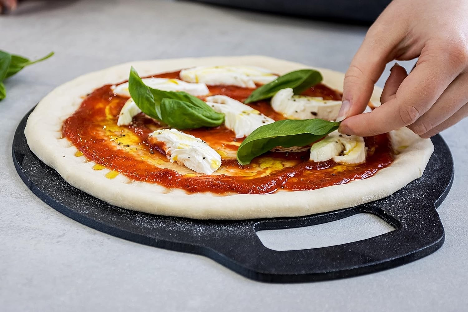 Round Cast Iron Baking Stone Tray for Oven & Hob, Non-Stick 27cm