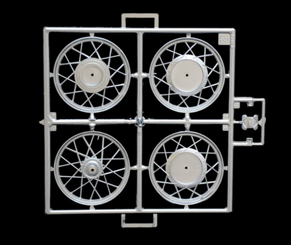 1:9 Scale Classic Racing Motorcycle Model Kit – 220mm Display Collectible