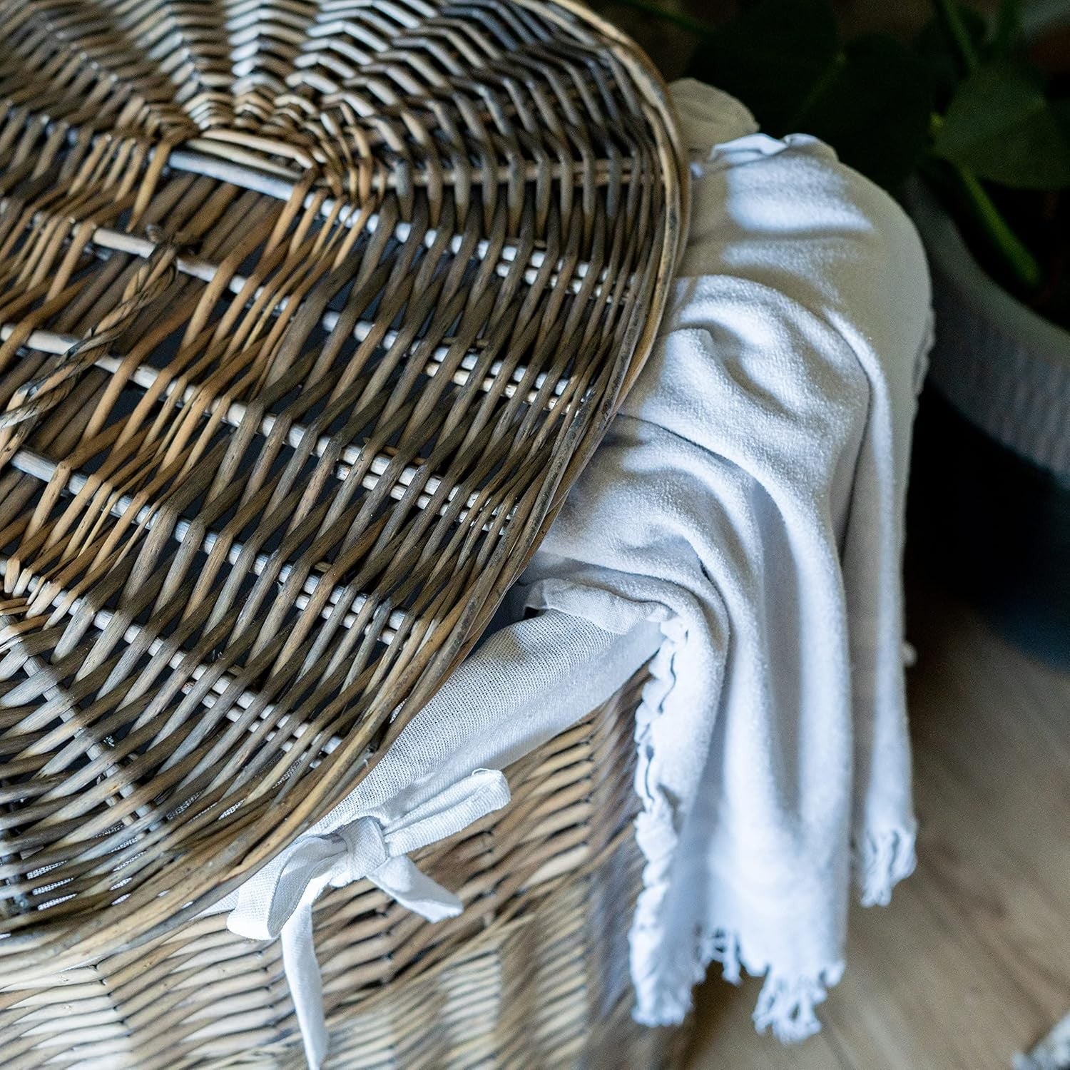 Large Oval Wicker Laundry Basket with Lid, Lightweight Hamper 51×37×59cm
