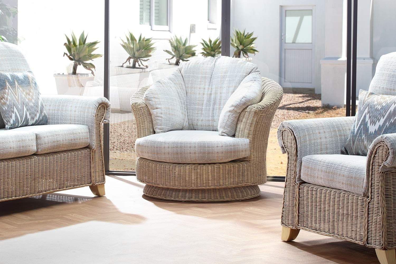 Swivel Rattan Armchair Indoor Circular Lounge Chair with Cushion 360° Spin