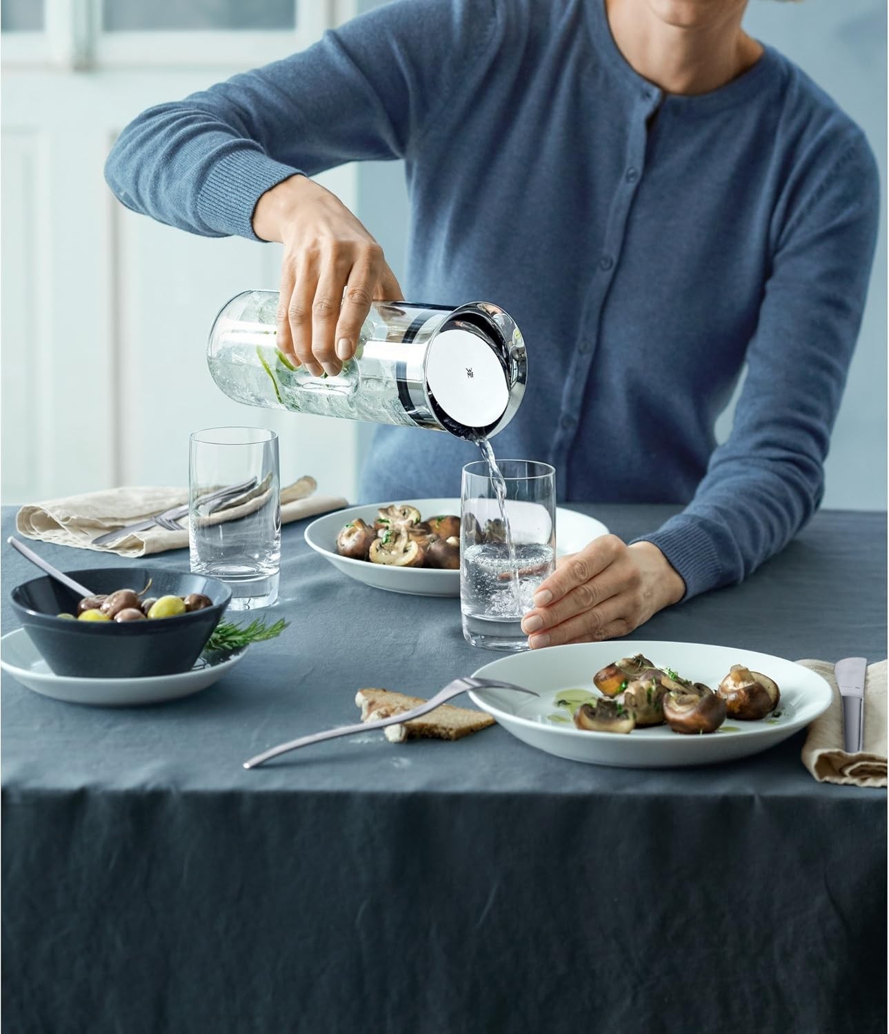 Glass Water Carafe 0.8L with Silicone Lid Lock Handle Leakproof Dishwasher Safe