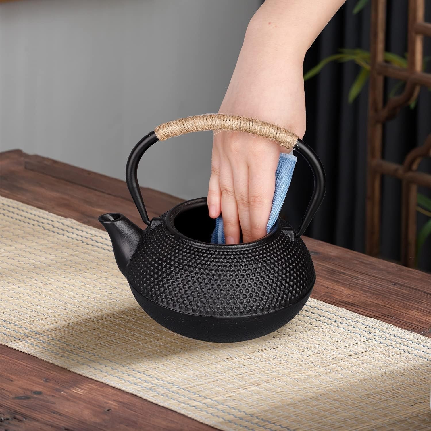 700ml Cast Iron Teapot with Infuser Japanese Stovetop Tea Kettle