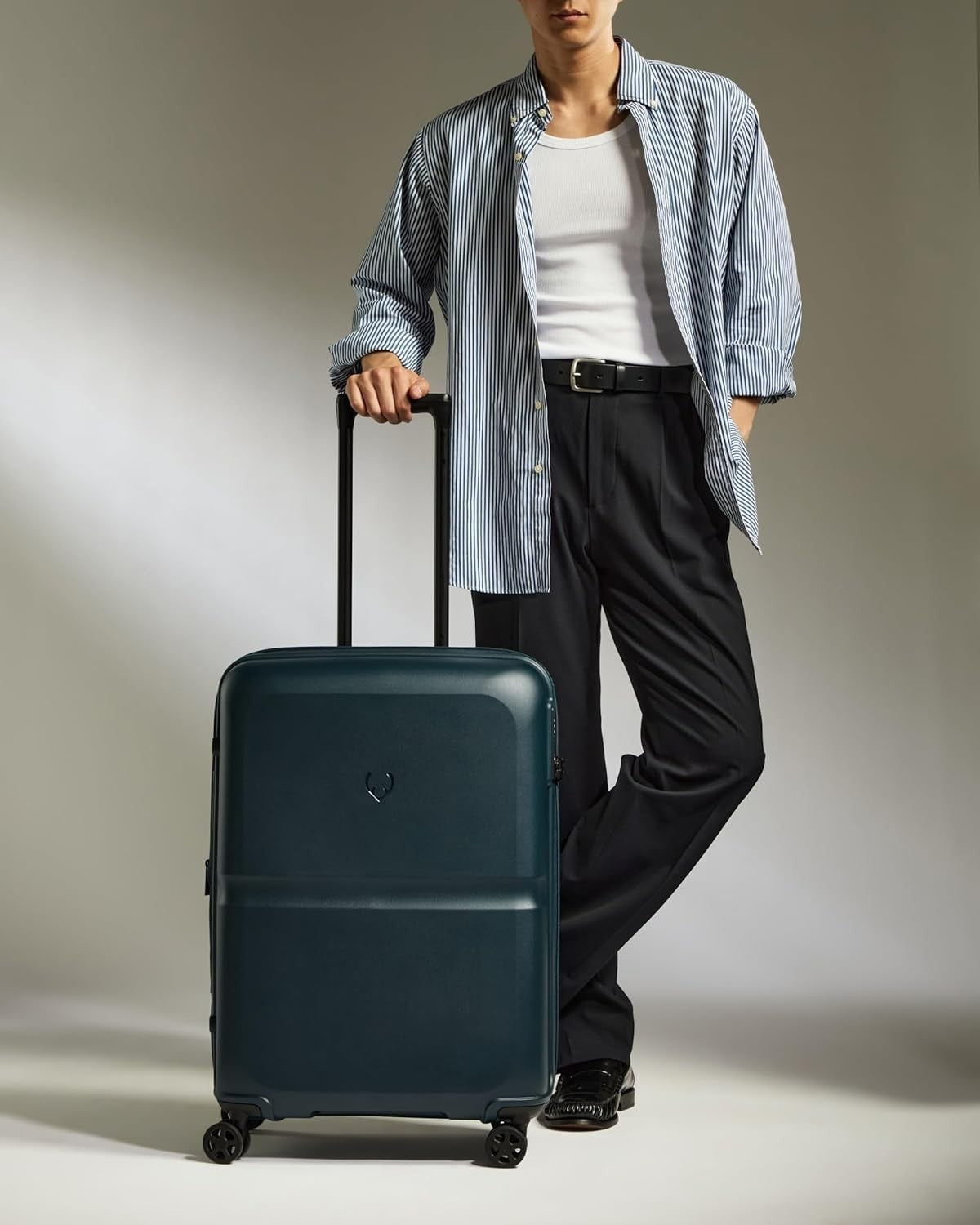 Medium Hard Shell Suitcase Expandable 4 Spinner Wheels TSA Lock 68cm Indigo