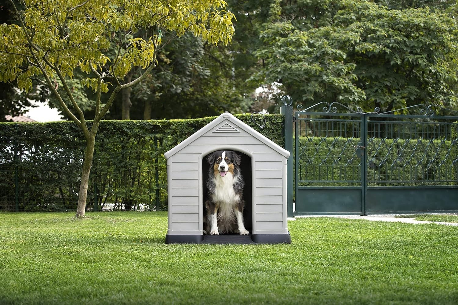 Waterproof UV Resistant Large Outdoor Dog Kennel with Ventilation 95x99x99cm