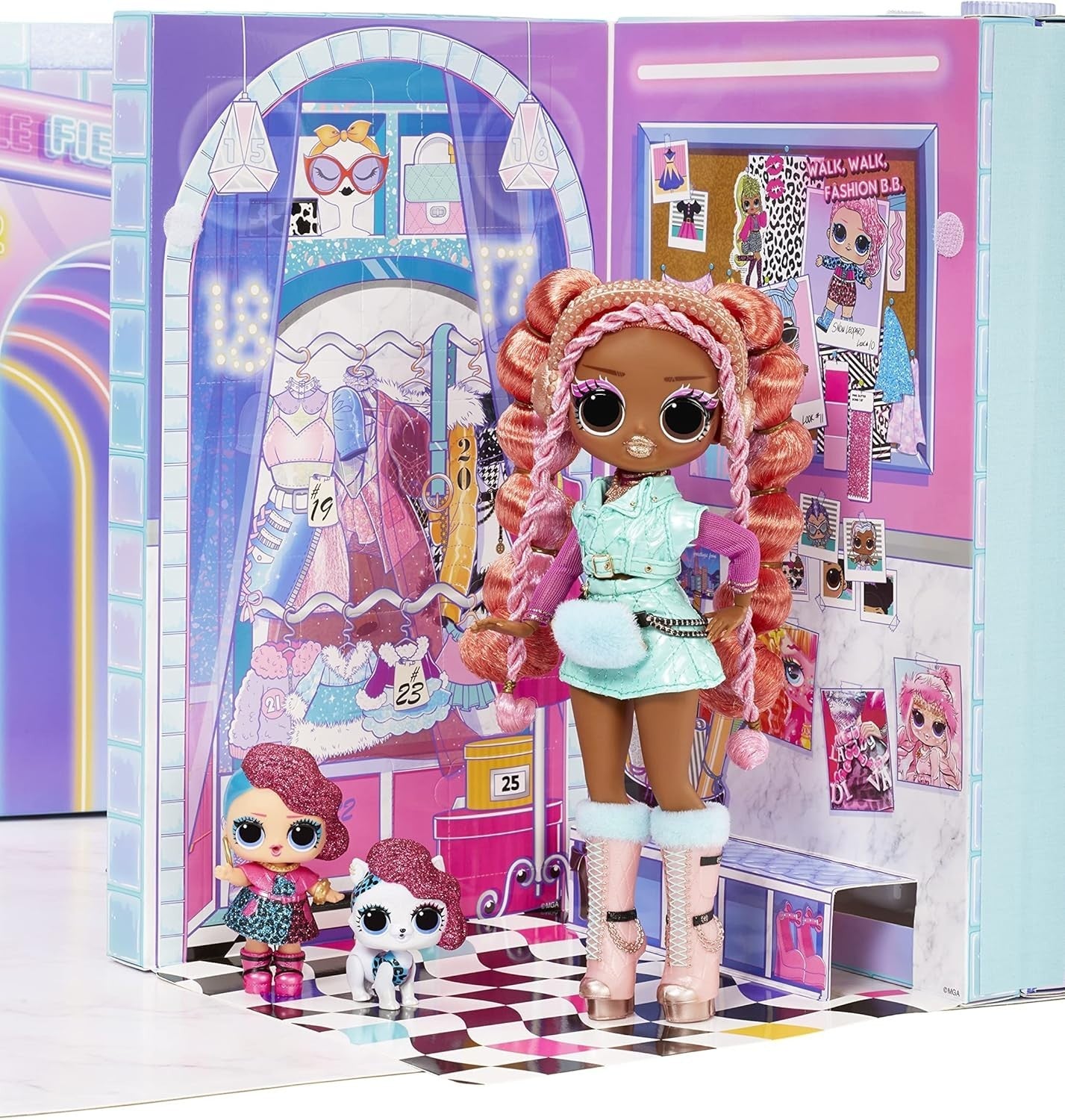 Fashion Show Mega Runway Playset 12 Dolls 80 Surprises 4in1
