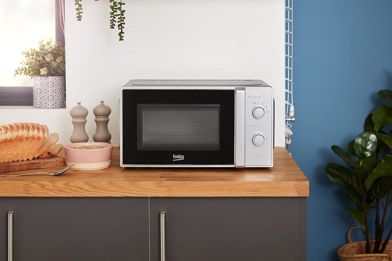 Silver 20L 700W Solo Microwave Auto Defrost 30min Timer Compact