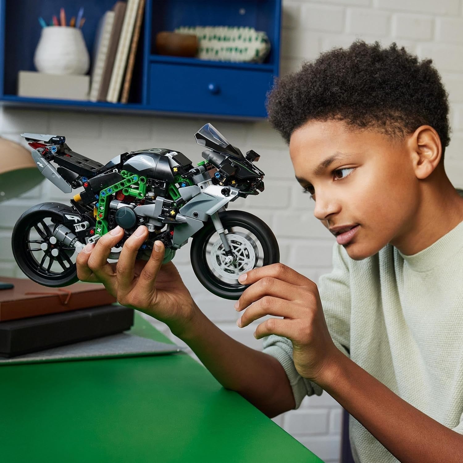 643PCS Motorbike Model Kit | 2-Speed Gearbox | Realistic Build for Kids 10+