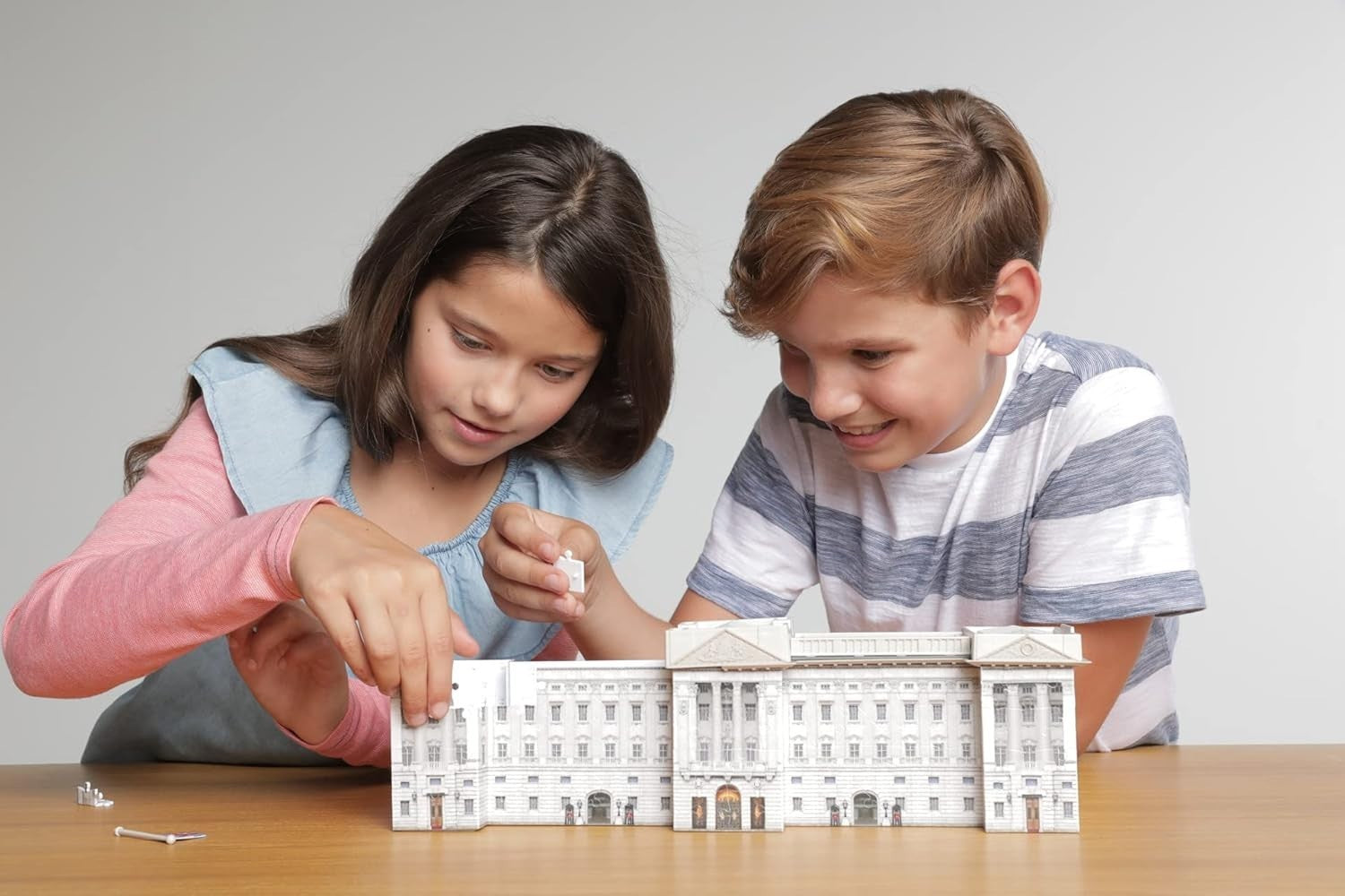 Buckingham Palace 3D Puzzle 216 Piece Building Model Kit No Glue
