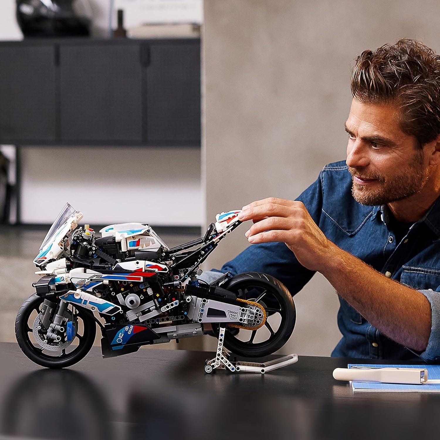 Precision Motorbike Model Kit with Display Stand, Realistic Features & Racing De