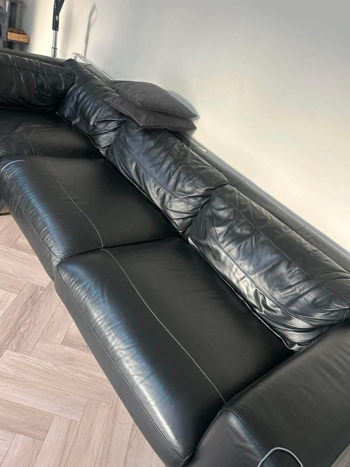 Elegant Black Luxe Leather Corner Sofa (PTP)