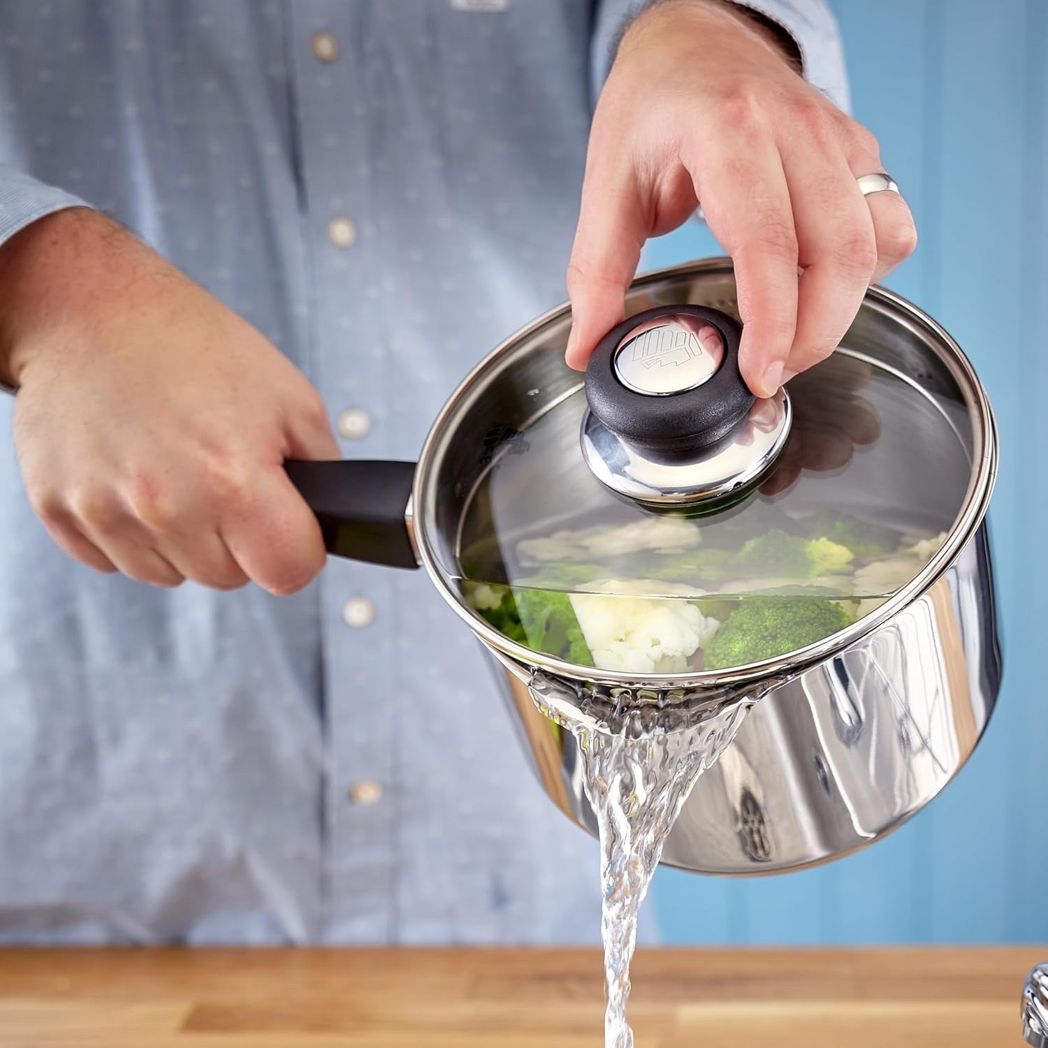 18cm Stainless Steel Saucepan with Strainer Lid & Pouring Lip, 2.1 L Capacity