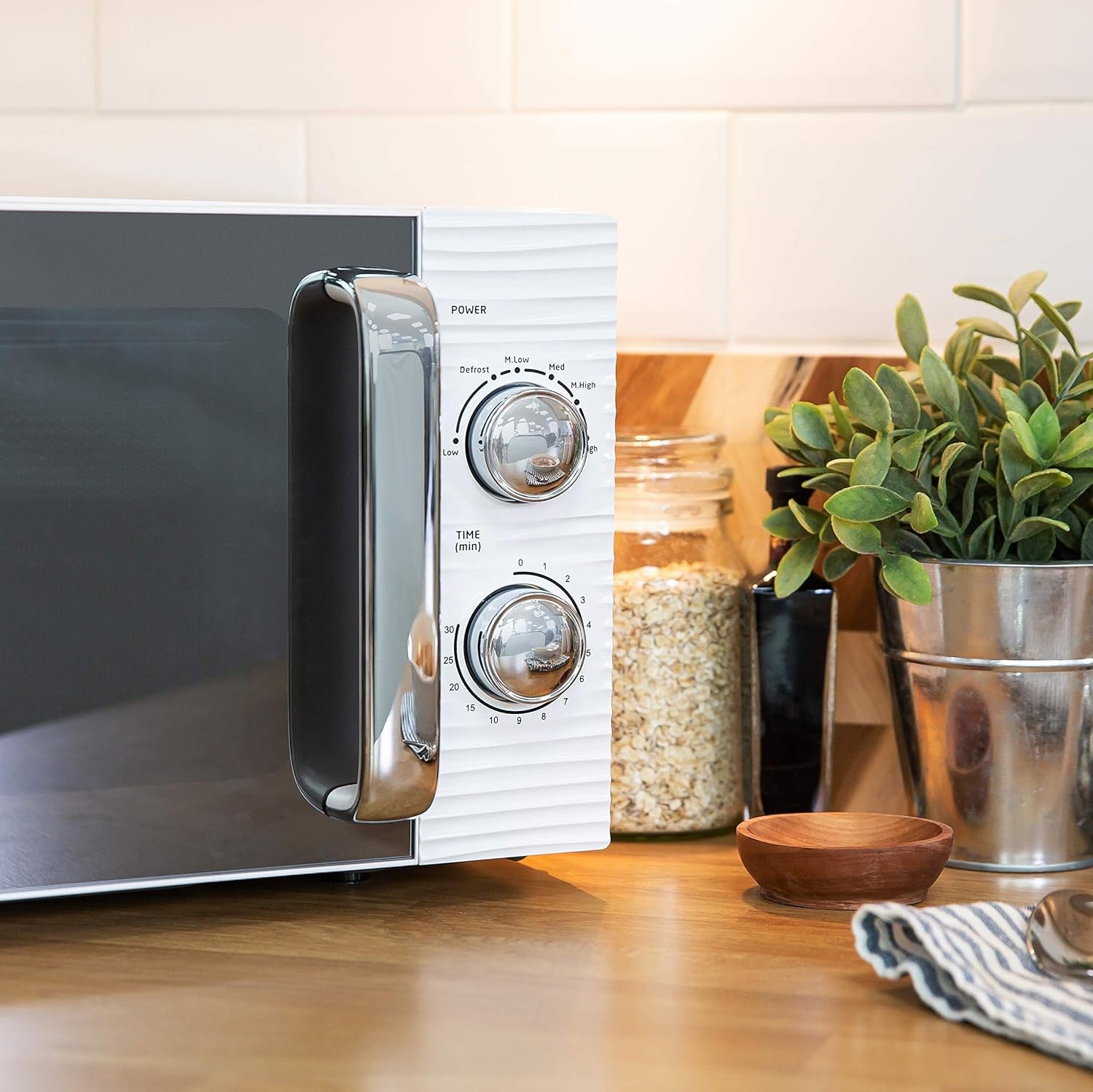 White 17L Manual Microwave Compact 700W Everyday Cooking