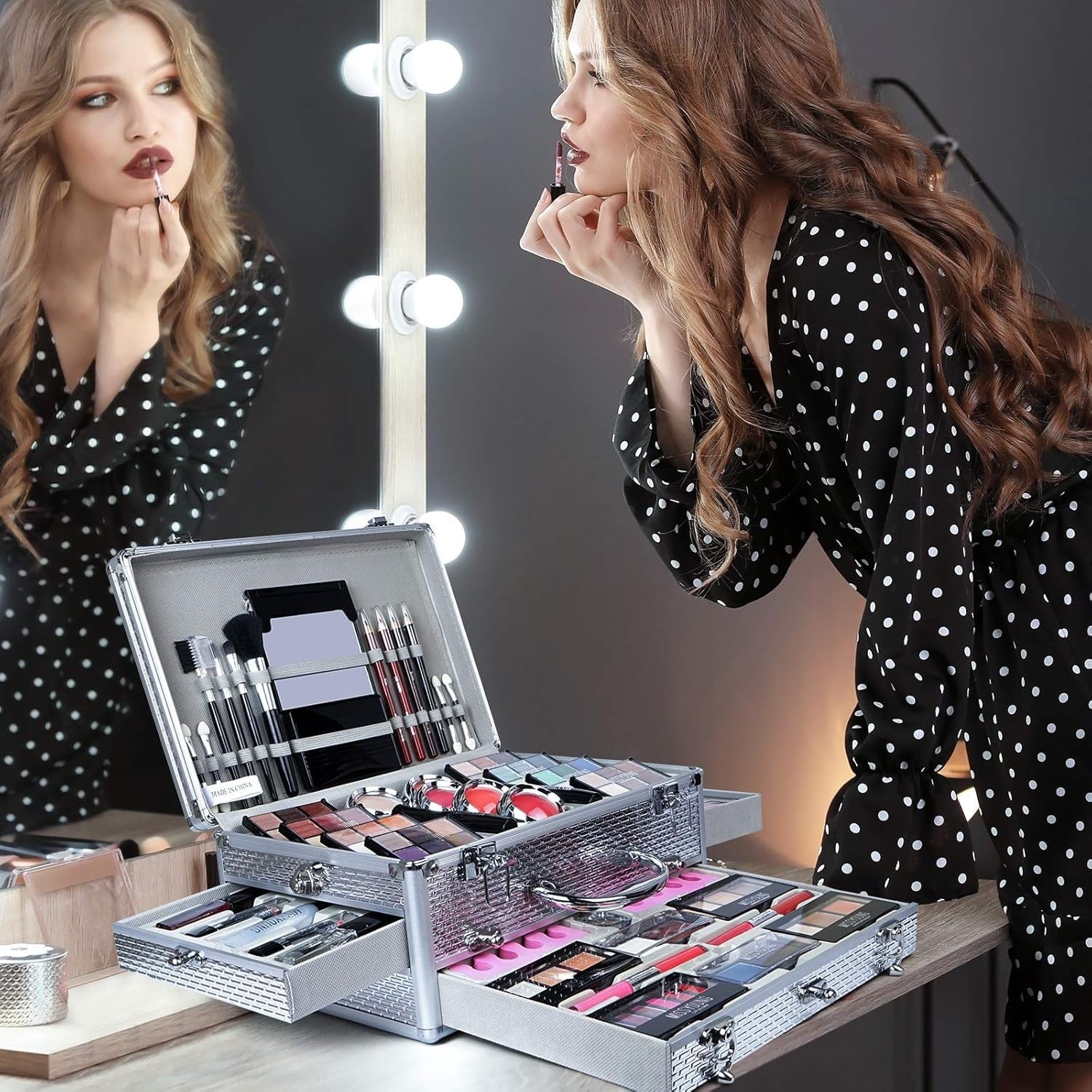 All-in-One Makeup Kit – Eyeshadow, Lip Gloss, Brushes & Case