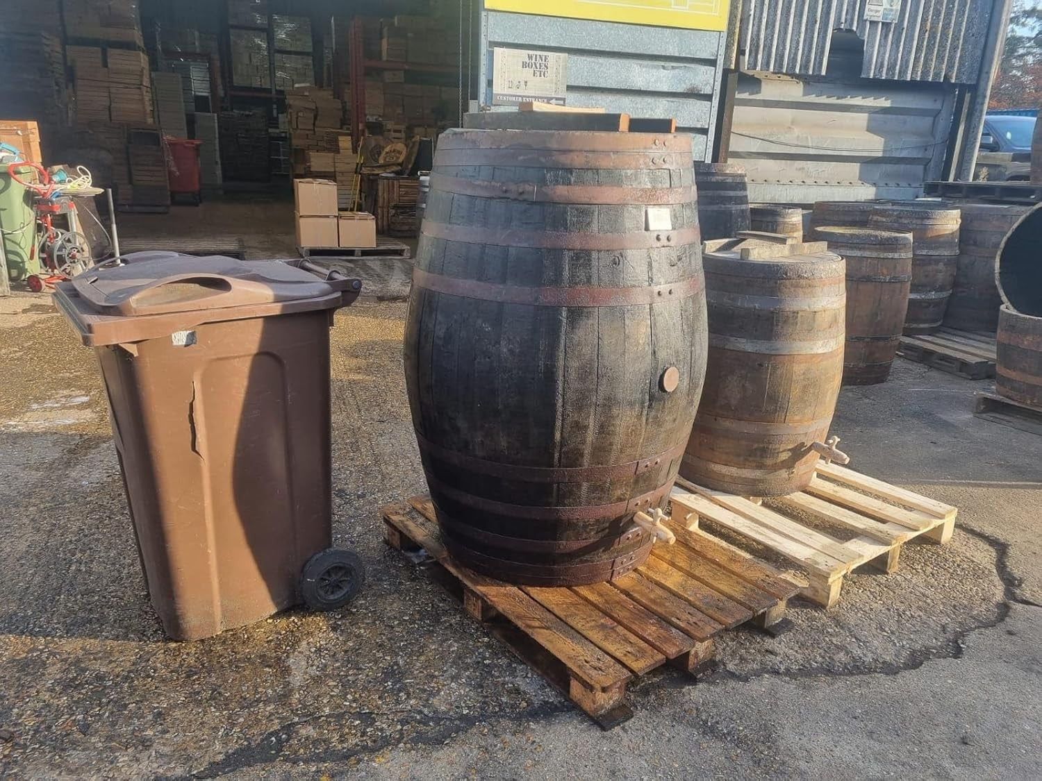 200L Oak Whiskey Barrel Water Butt with Tap, Rustic Garden Rain Collector Small