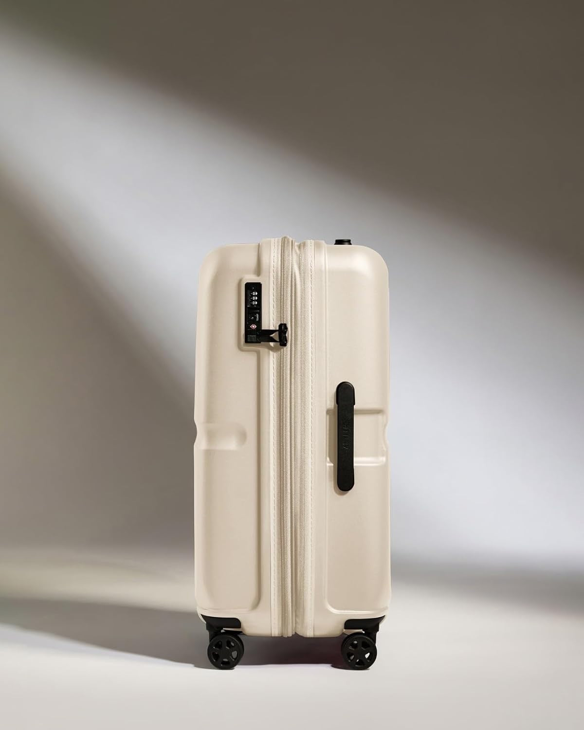 Medium Hard Shell Suitcase Expandable 4 Spinner Wheels TSA Lock 68cm