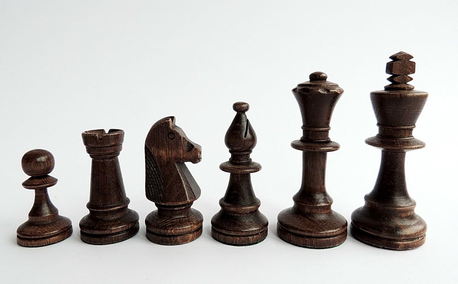 Staunton No.5 Weighted Wooden Chess Pieces with Stylish Red Storage Box