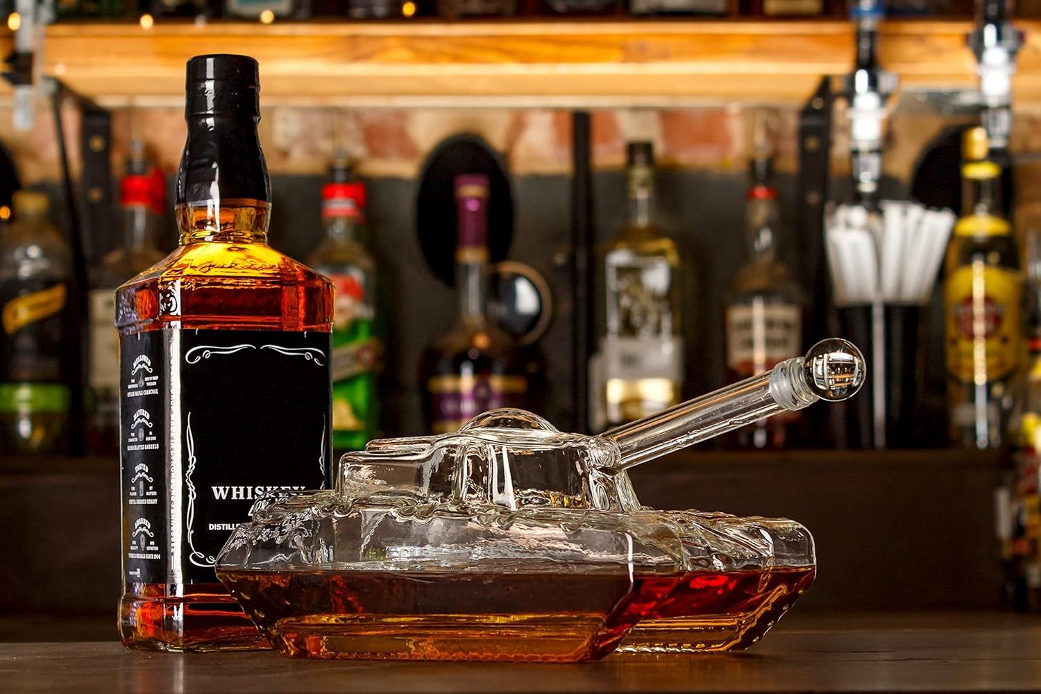 Tank Design Whiskey Decanter 1000ml – Unique Gift for Home Bar & Drinks Display