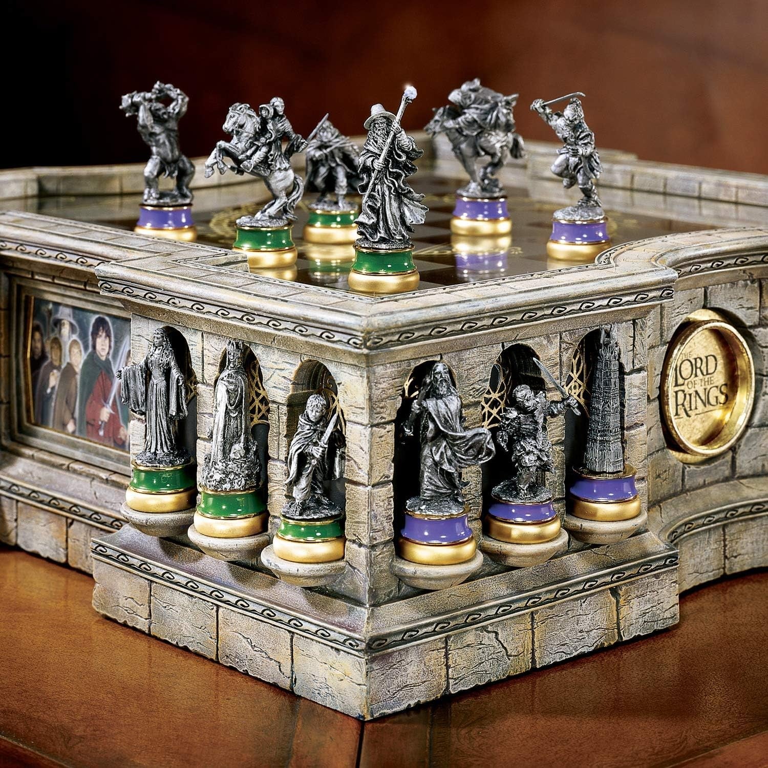 LOTR Collectible Chess Set – 32 Detailed Sculptures & Premium Display Board