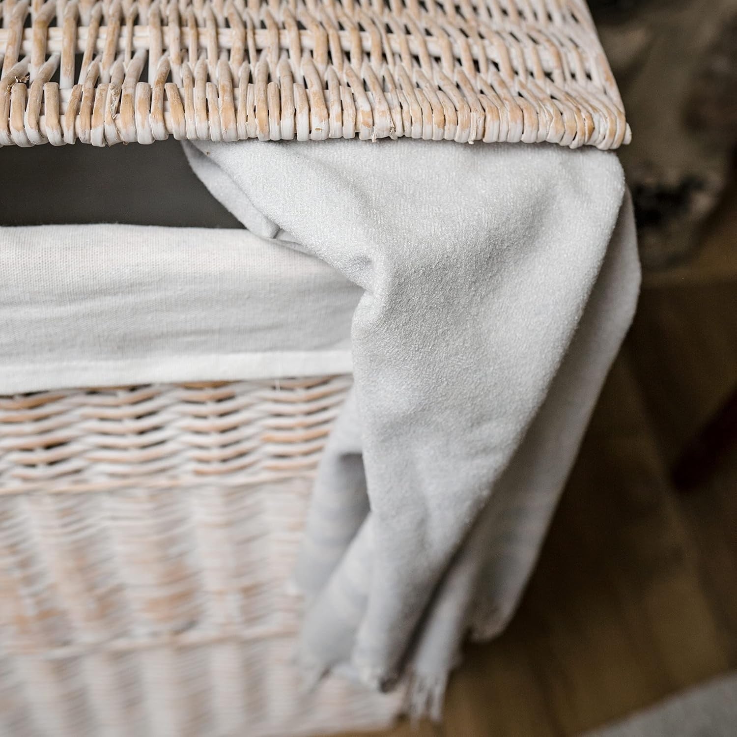 Large White Wicker Laundry Basket with Lid & Washable Liner – Elegant Hamper