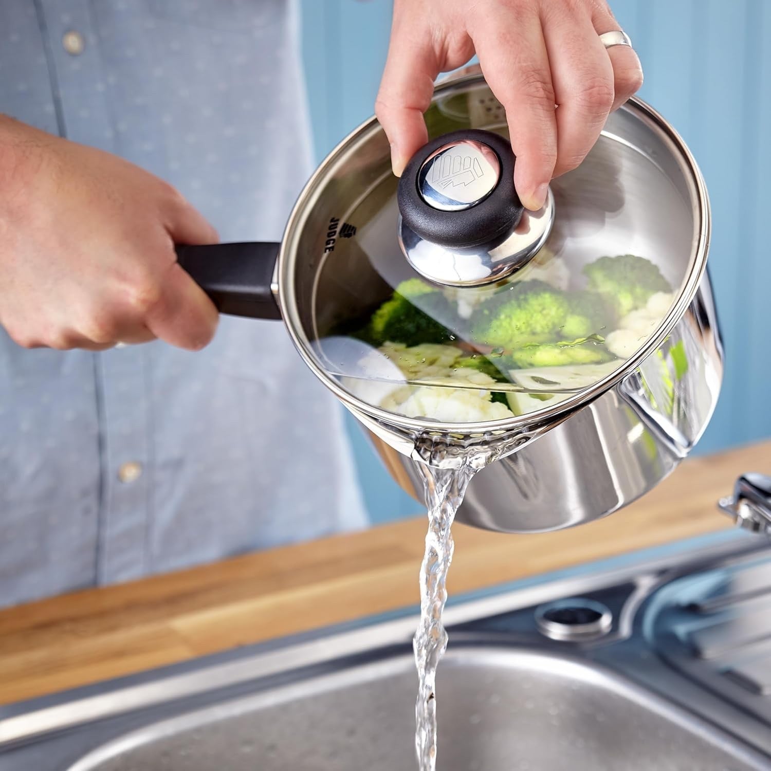 18cm Stainless Steel Saucepan with Strainer Lid & Pouring Lip, 2.1 L Capacity