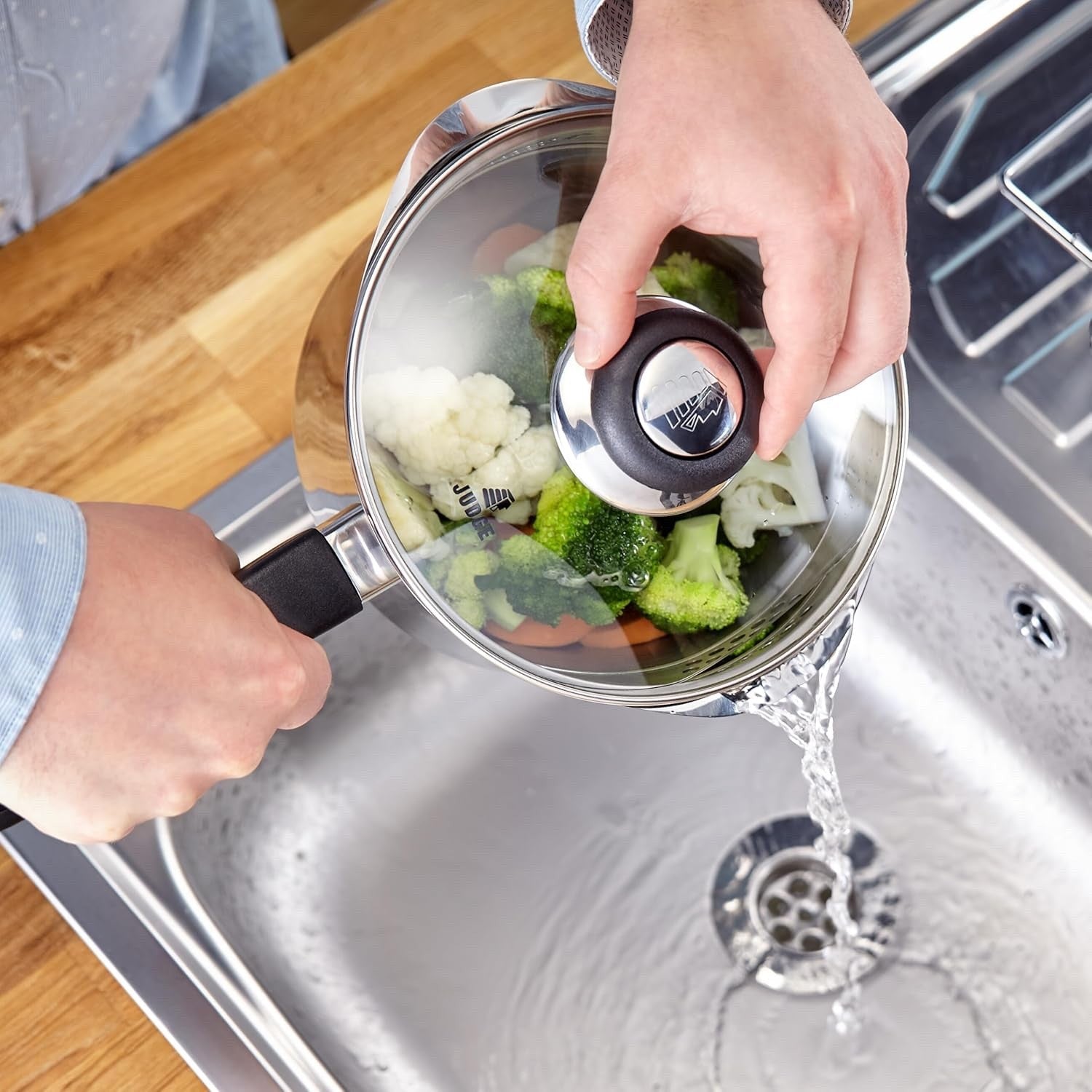 18cm Stainless Steel Saucepan with Strainer Lid & Pouring Lip, 2.1 L Capacity