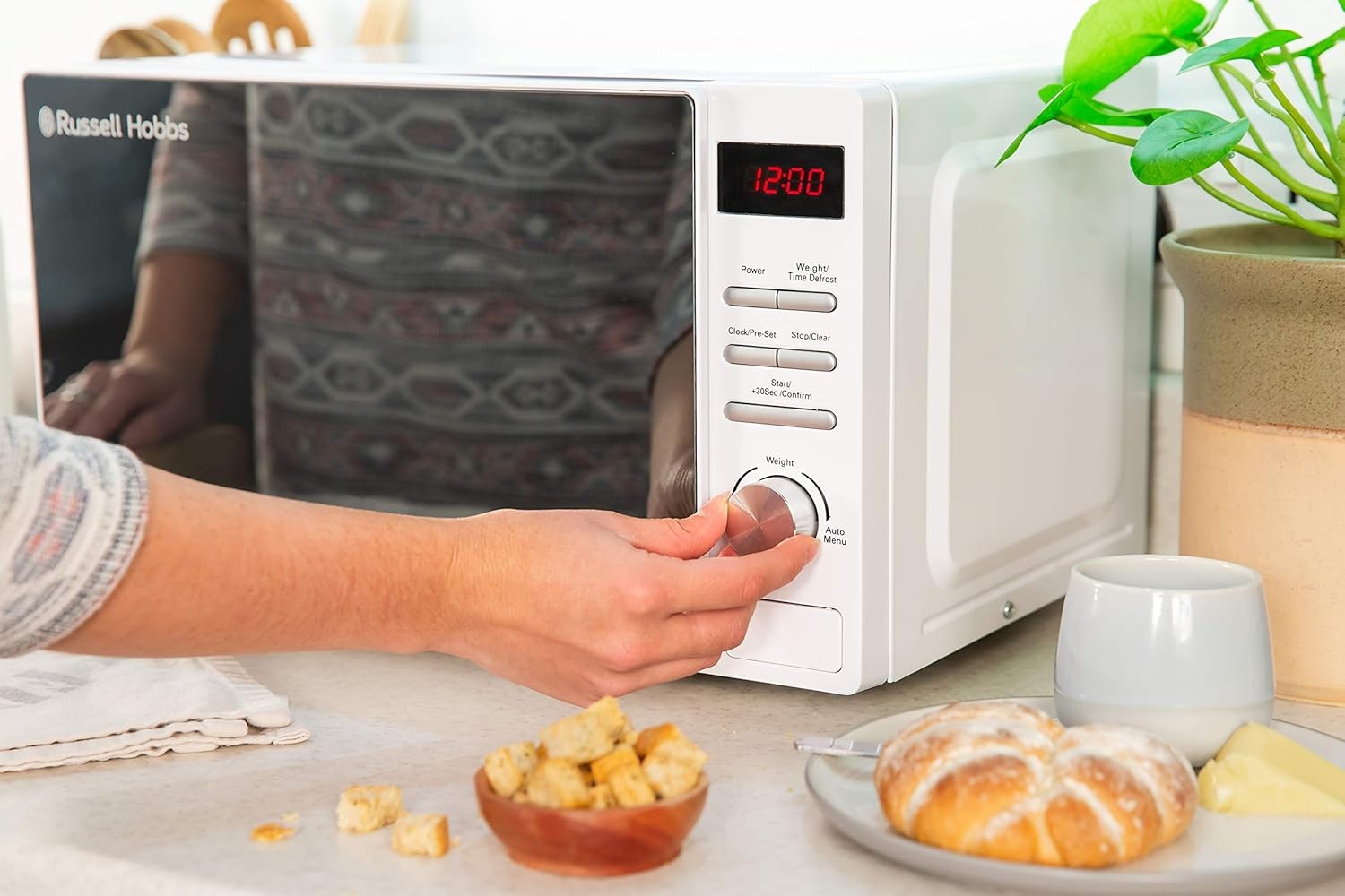20L Digital Microwave 800W Solo 5 Power Levels Auto Defrost White