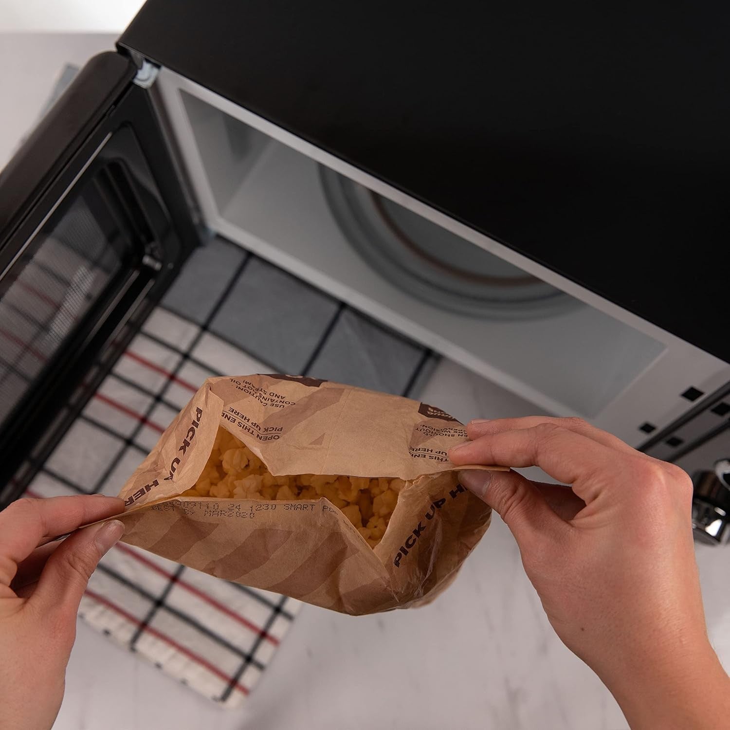 Nostalgia 0.9 Cu Ft 800W Retro Microwave 5 Power Levels 12 Cooking Jet Black