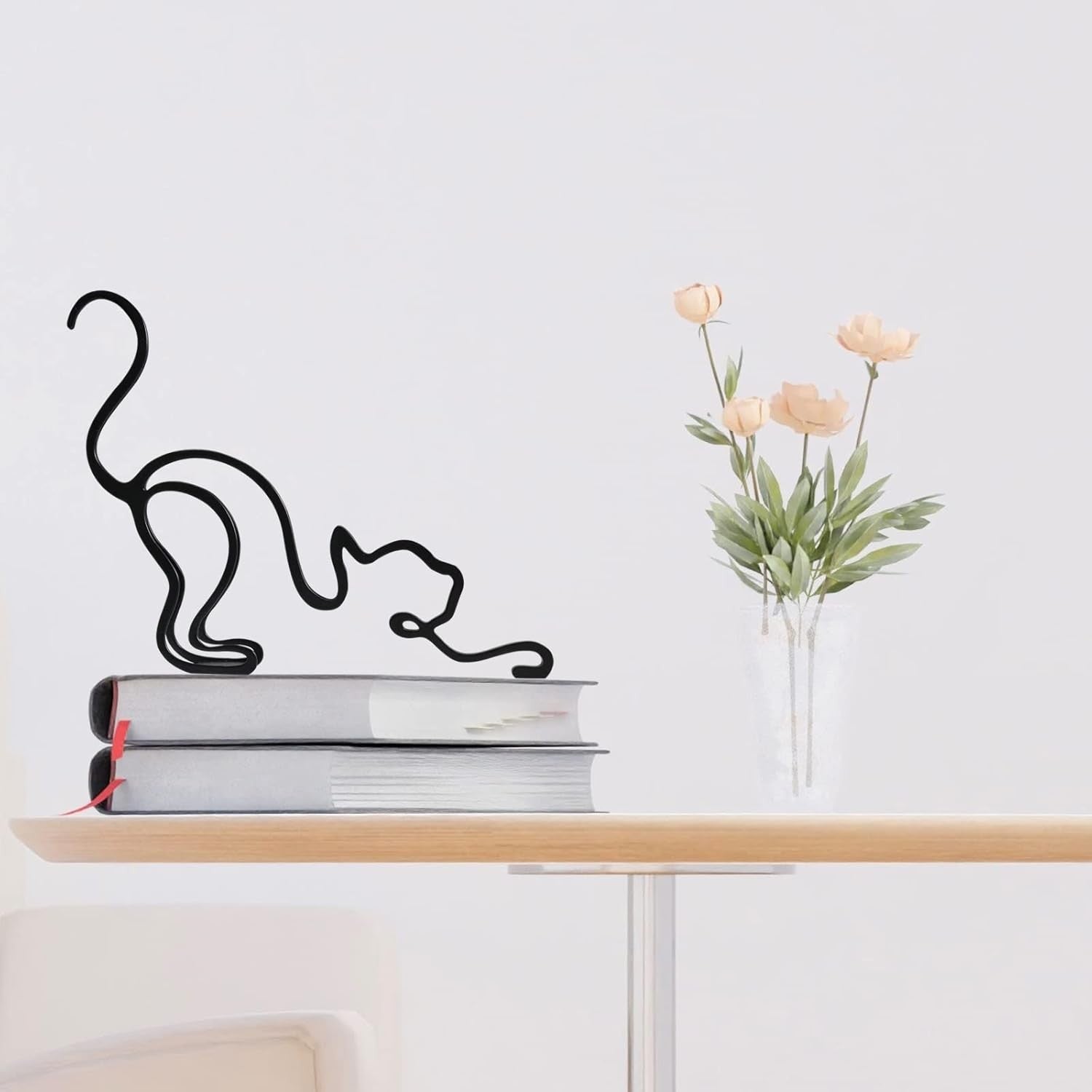 Black Metal Cat Wall Sculpture – Minimalist Abstract Line Art Decor