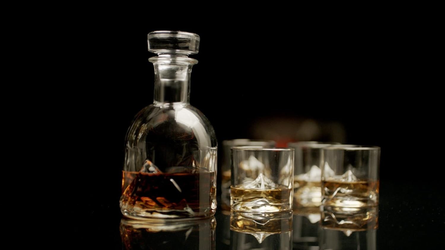 1L Whiskey Decanter Gift Set with 4 Glasses | Premium Crystal Mountain Design