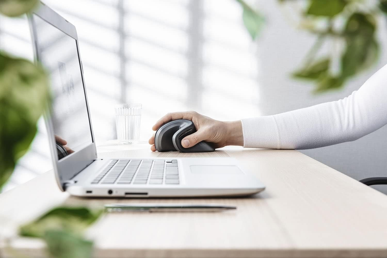 Wireless Vertical Ergonomic Mouse 60° 6 Buttons Adjustable DPI