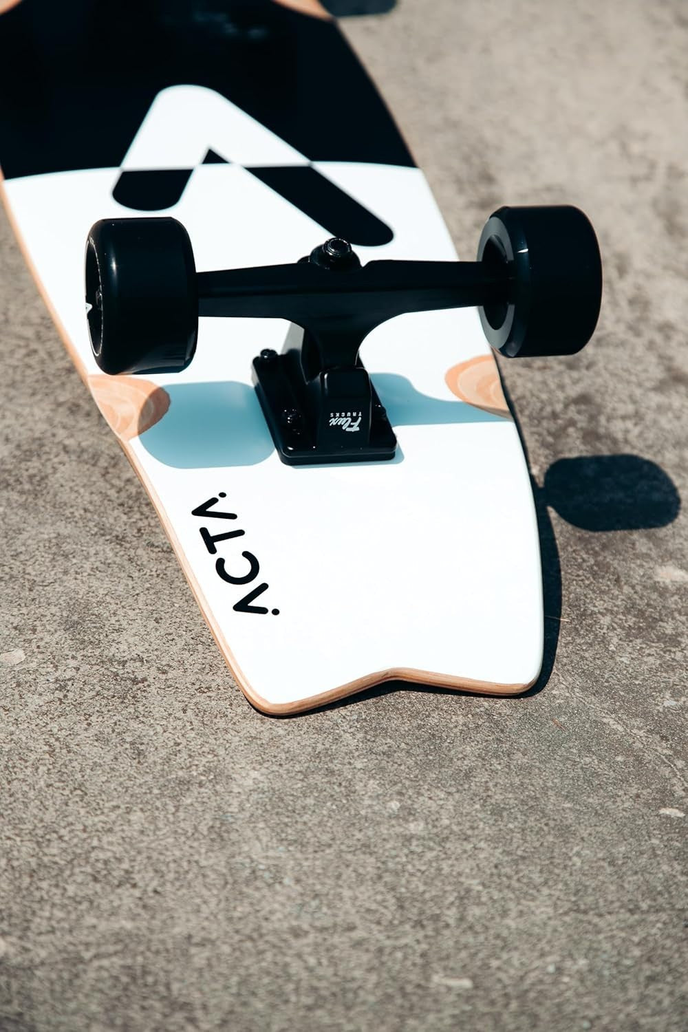 32" Surfskate 7-Ply Maple Black/White Deck Pumptrack Cruising