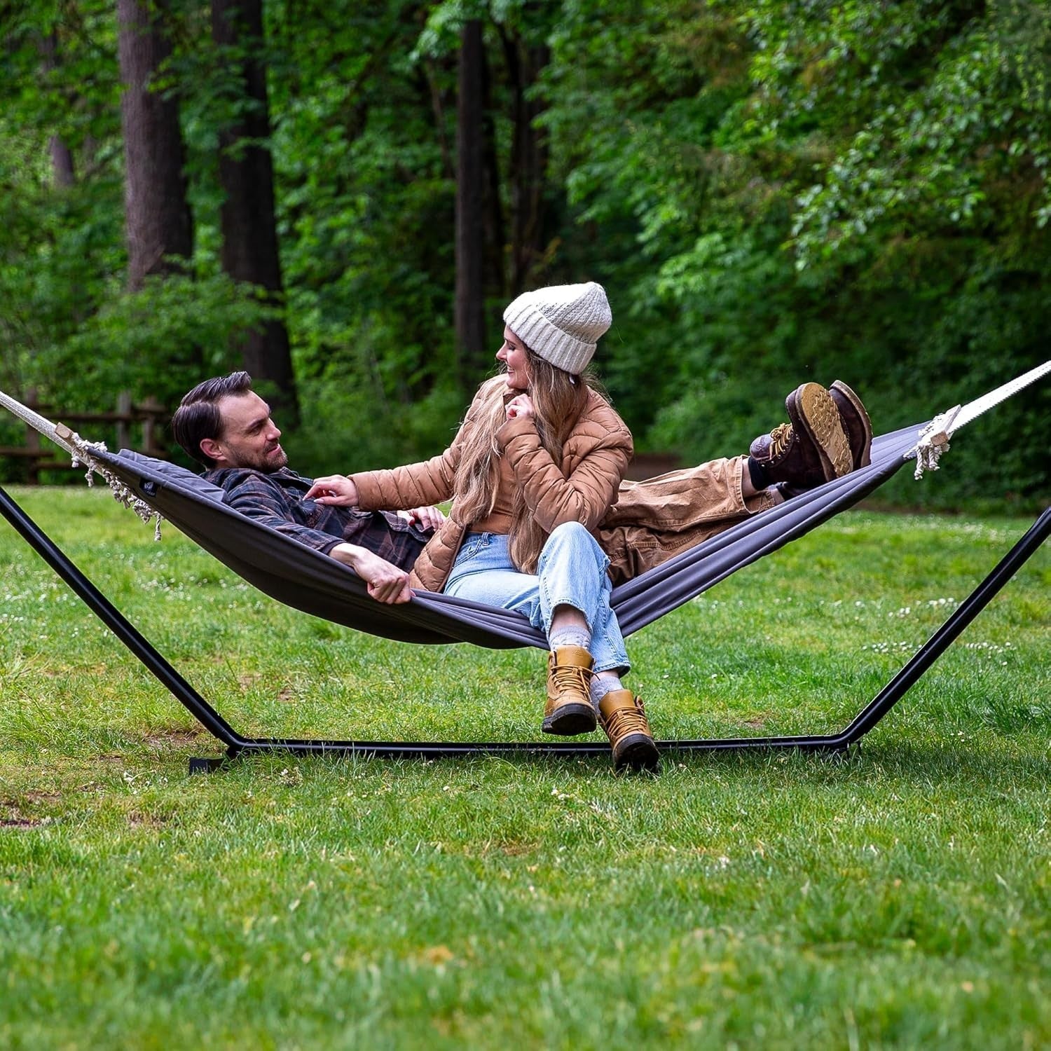 2 Person Quilted Hammock with Stand – 204kg Capacity – Portable Outdoor Bed