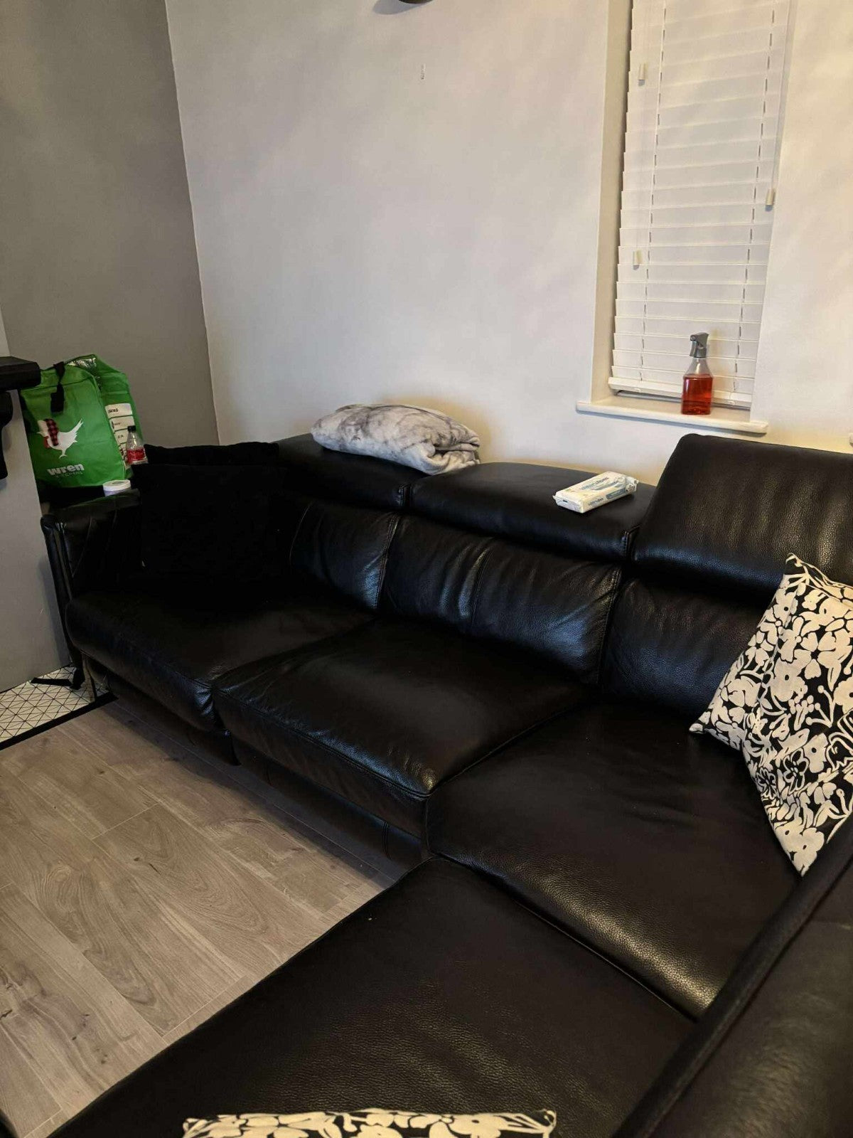 Exquisite Black Leather Corner Sofa (PTP)