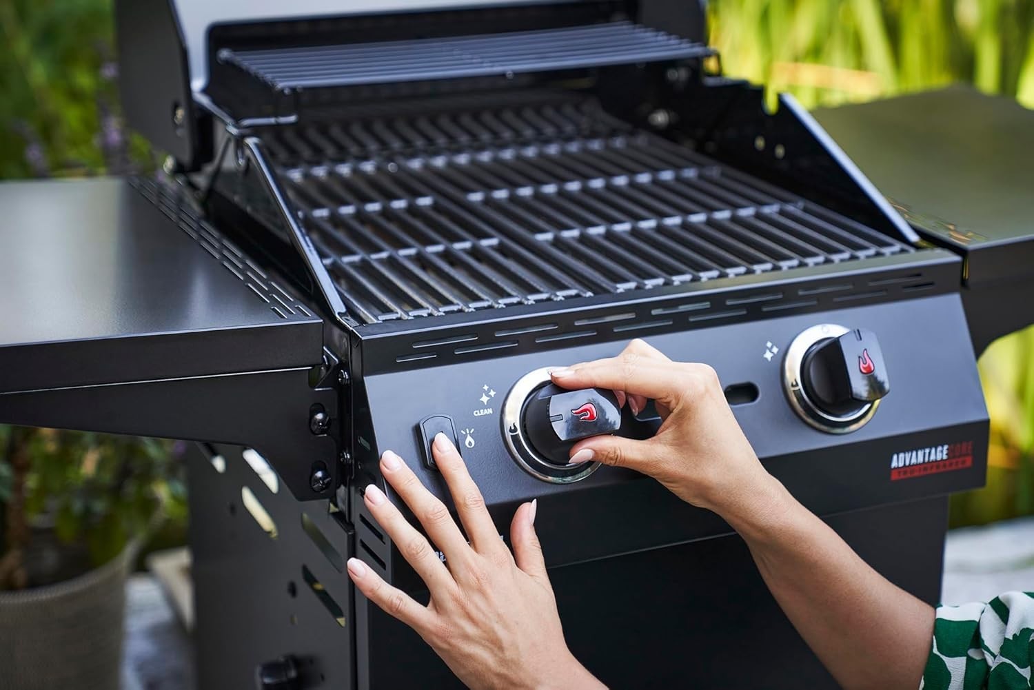 2 Burner Gas BBQ Grill with Infrared Heat, Folding Shelves & Cast Iron Grates