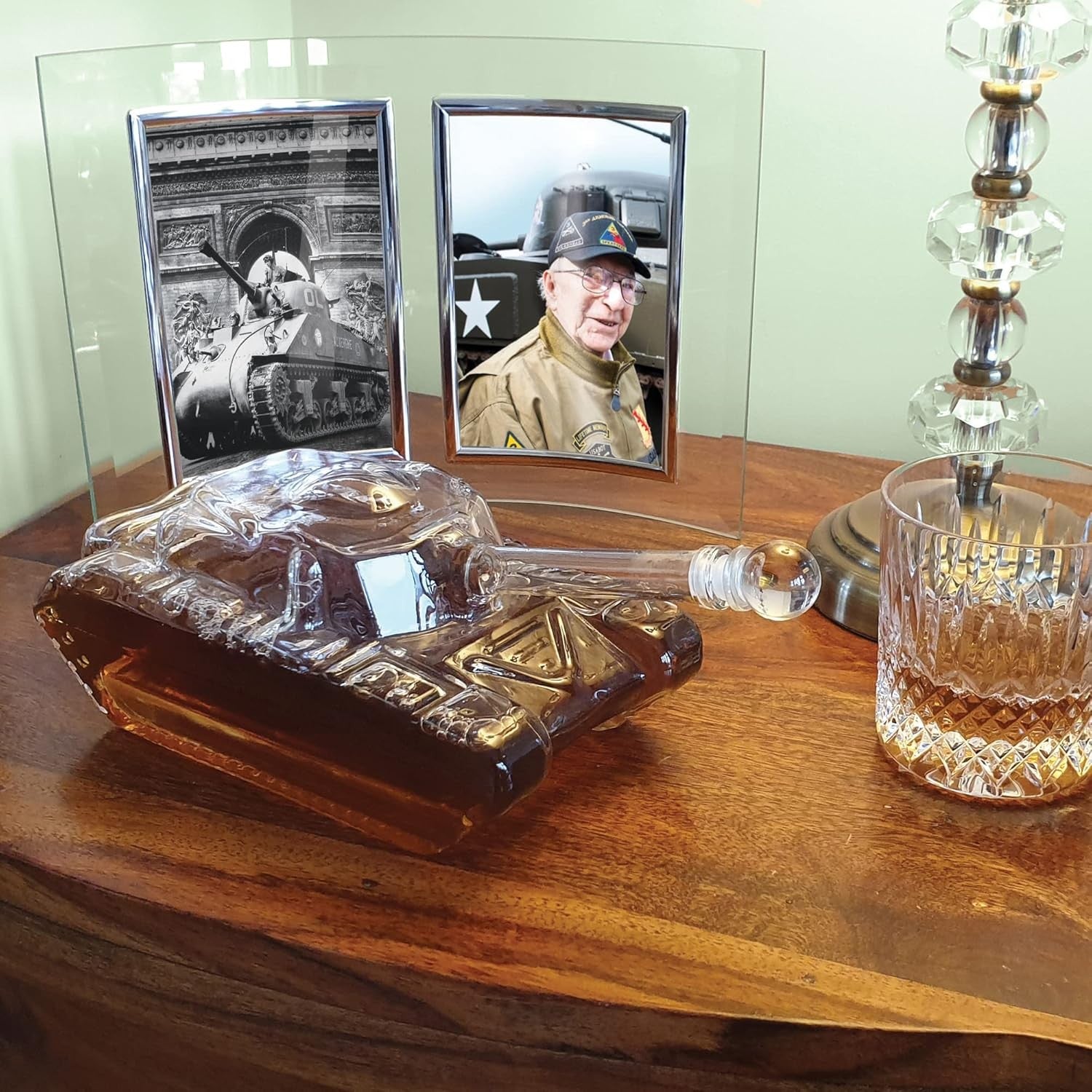 Tank Design Whiskey Decanter 1000ml – Unique Gift for Home Bar & Drinks Display