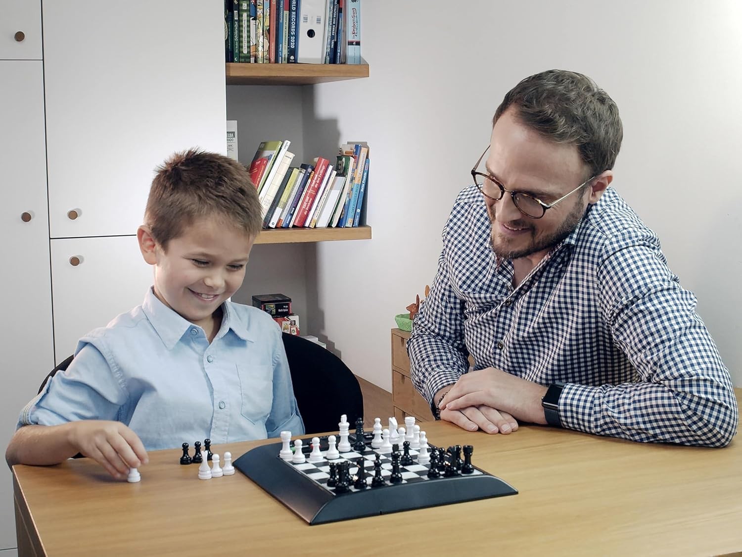 Electronic Chess Computer with Training Modes & Beginner-Friendly Design