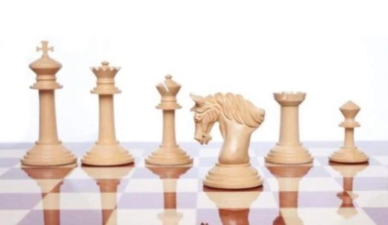 Luxury Ebony & Boxwood Chess Pieces Set with Presentation Case 4" Staunton