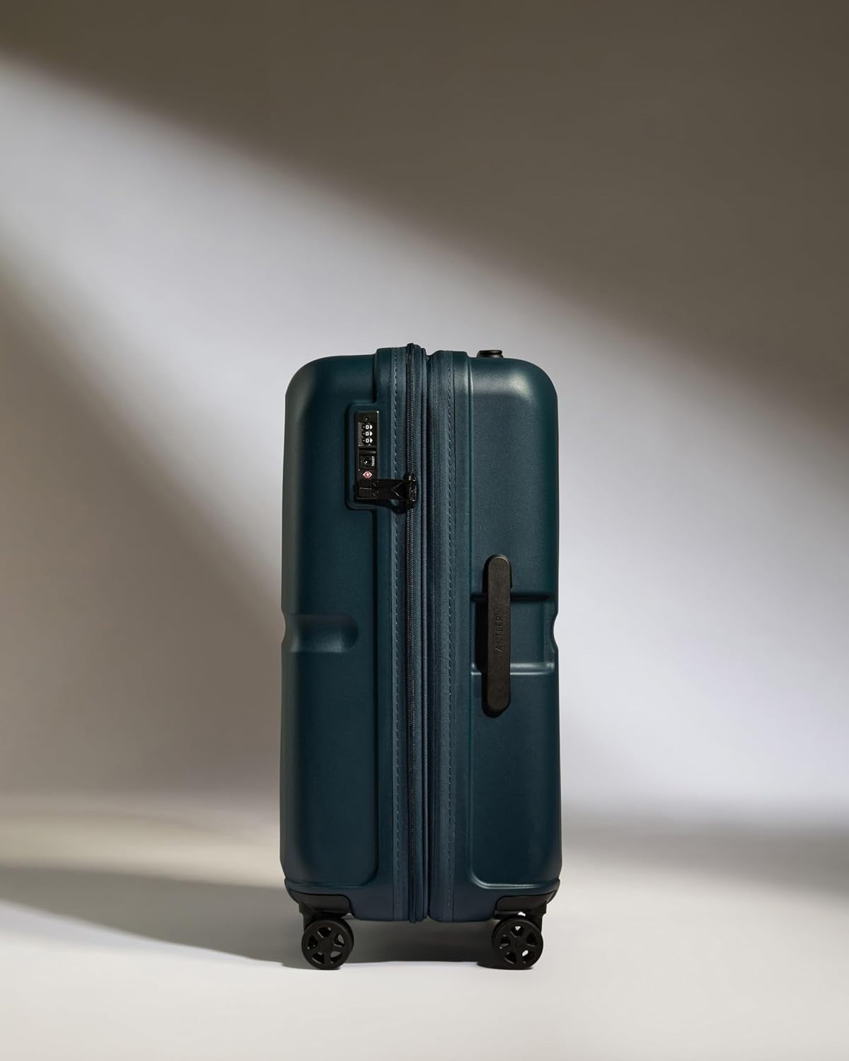 Medium Hard Shell Suitcase Expandable 4 Spinner Wheels TSA Lock 68cm Indigo
