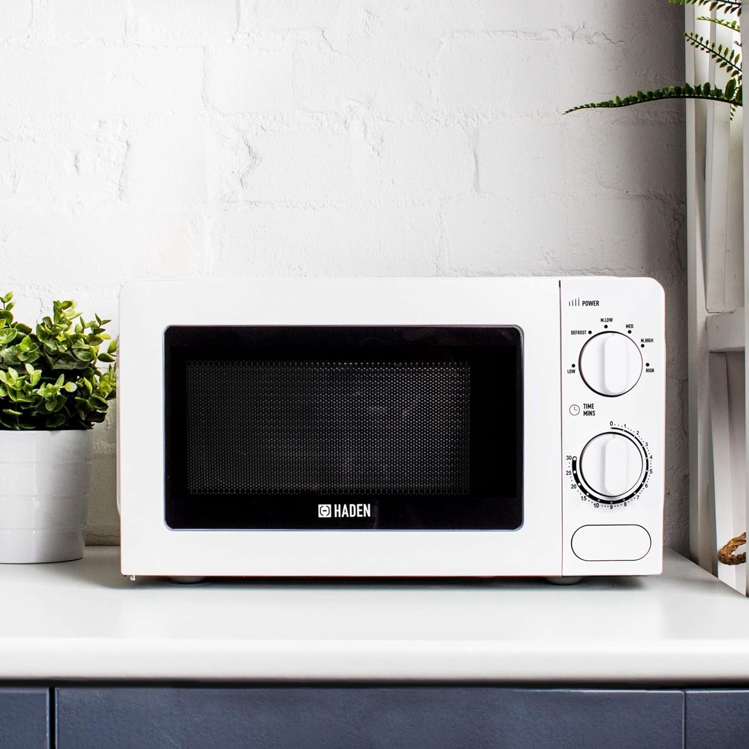 White 17L 700W Compact Microwave Oven 6 Power Levels Timer